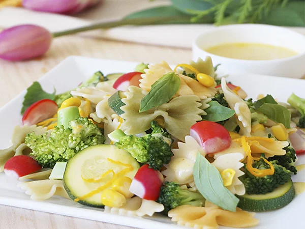 Ensalada de pasta con verduras primaverales