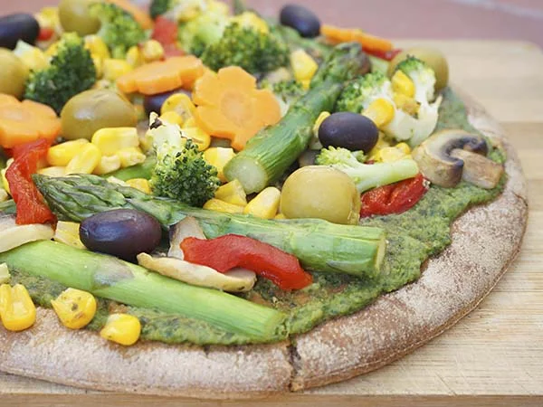 Pizza vegetal al pesto